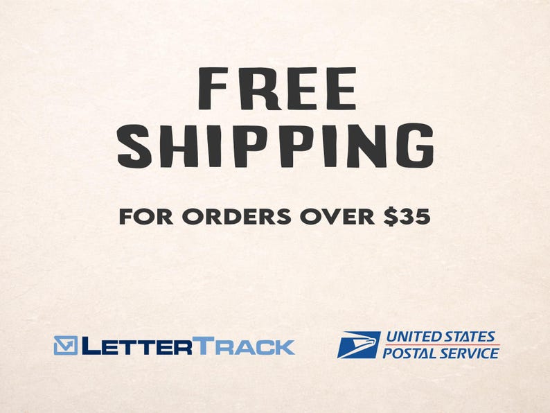 Op de afbeelding: Zwarte tekst op een cr&egrave;mekleurige achtergrond: "GRATIS VERZENDING" in vette letters. Daaronder staat in kleinere letters: "VOOR BESTELLINGEN BOVEN $35". Logo's van LetterTrack en United States Postal Service onderaan.
