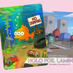 Op de afbeelding: Twee holografische folielaminaatkaarten met cartoonsc&egrave;nes. E&eacute;n toont een oranje vis in vervuild water met een "No Dumping"-bord. De andere toont een kerncentrale. Tekst bevat "Island", "Duff Beer" en "Command Tower".
