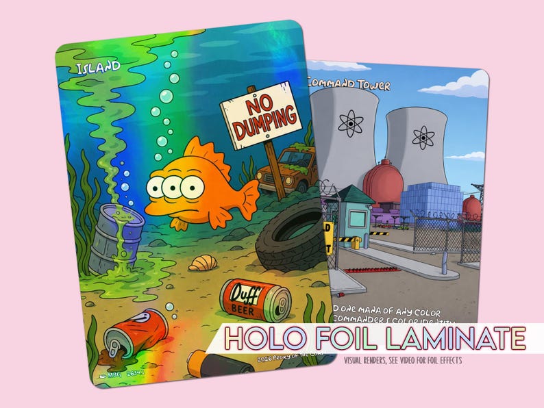 Op de afbeelding: Twee holografische folielaminaatkaarten met cartoonsc&egrave;nes. E&eacute;n toont een oranje vis in vervuild water met een "No Dumping"-bord. De andere toont een kerncentrale. Tekst bevat "Island", "Duff Beer" en "Command Tower".