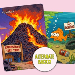 Op de afbeelding: Twee ge&iuml;llustreerde kaarten met cartoonsc&egrave;nes. E&eacute;n toont een brandende bandenberg met de tekst "Springfield Tire Yard" en "Mountain". De andere toont een onderwaterwereld met een vis, een "No Dumping"-bord en een Duff Beer-blikje.