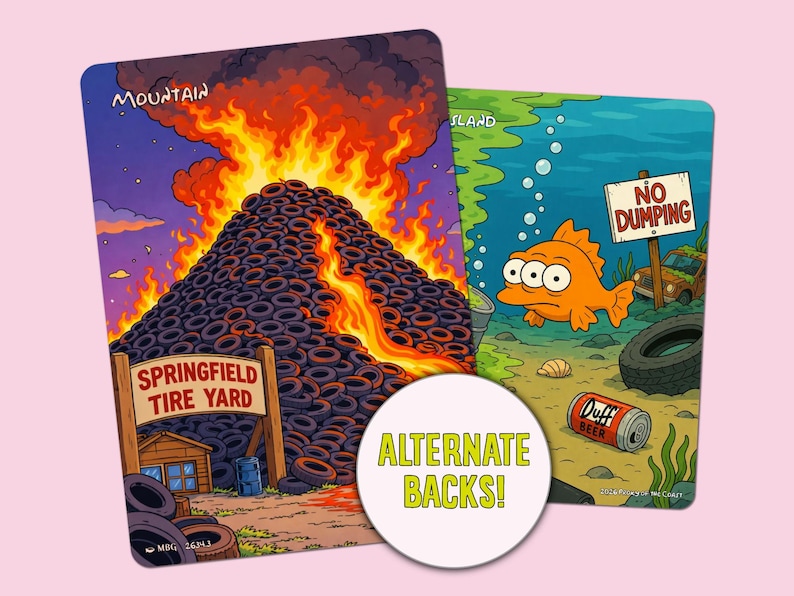 Op de afbeelding: Twee ge&iuml;llustreerde kaarten met cartoonsc&egrave;nes. E&eacute;n toont een brandende bandenberg met de tekst "Springfield Tire Yard" en "Mountain". De andere toont een onderwaterwereld met een vis, een "No Dumping"-bord en een Duff Beer-blikje.