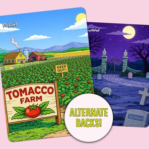Op de afbeelding: Twee ge&iuml;llustreerde kaarten met alternatieve achterkanten. E&eacute;n toont een tabaksboerderij met een bord en een tomaat, de andere een spookachtige kerkhofsc&egrave;ne met volle maan. De tekst "Alternate Backs!" staat in een cirkel.
