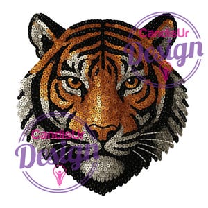 Könnte beinhalten: Ein Tigerkopf-Aufnäher mit Pailletten in Schwarz, Gold und Silber. Das Gesicht des Tigers ist mit schwarzen Streifen und einer braunen Nase detailliert. Das Design befindet sich auf weißem Hintergrund mit dem Text "Candis Ur Design".