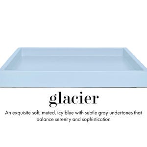 Może przedstawiać: Prostokątna, jasnoniebieska taca z lekko podniesioną krawędzią. Taca ma miękki, stonowany, lodowaty niebieski odcień. Słowo "glacier" jest napisane czcionką poniżej.