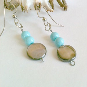 Boucles d&#39;oreilles perle bleue, boucles d&#39;oreilles pendantes perle bleue faites main