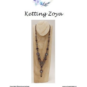 May include: A long, beaded necklace with a silver and burgundy color scheme. The necklace features a floral design and hangs from a wooden display stand. The necklace is called "Ketting Zoya".
