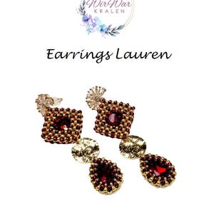 Puede incluir: Pendientes Lauren. Estos pendientes presentan una parte superior cuadrada con una piedra grande de color rojo intenso y abalorios dorados. Los pendientes tienen un diseño colgante con una piedra roja grande de forma ovalada en la parte inferior. De Wir War Kralen.