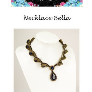 Könnte beinhalten: Eine goldene Perlenkette mit einem tropfenförmigen blauen Edelstein-Anhänger. Die Kette wird auf einer weißen Mannequin-Büste präsentiert.