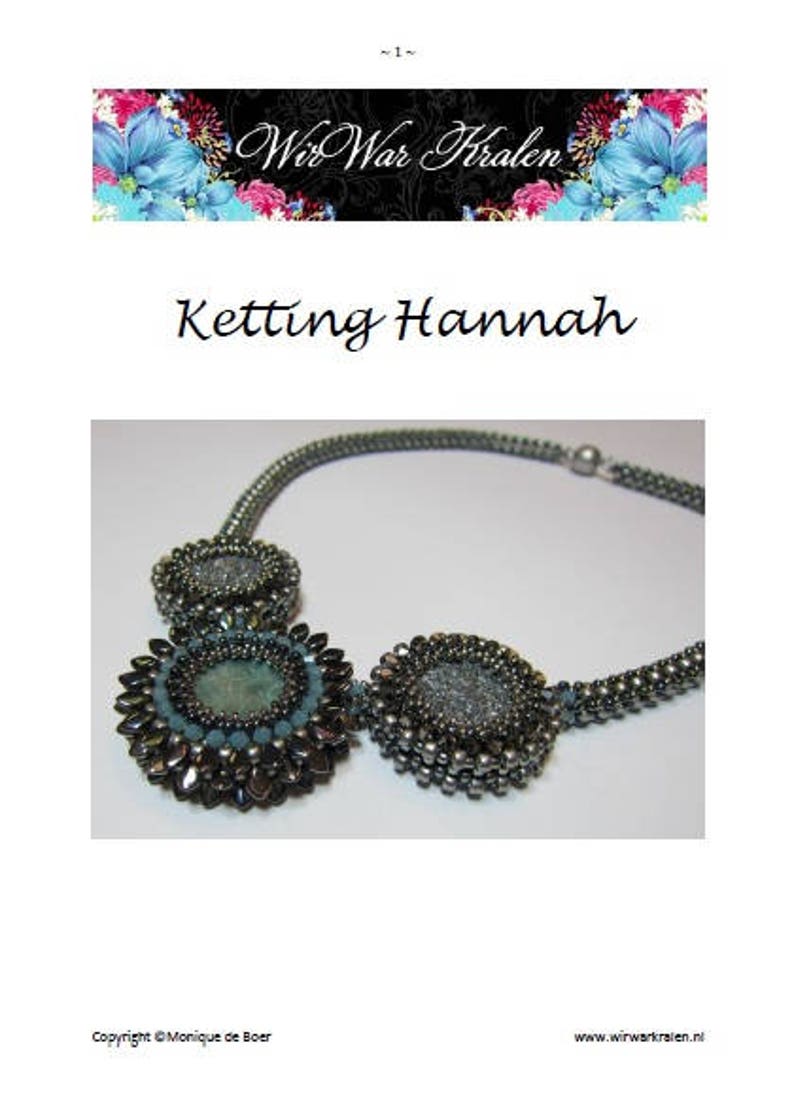May include: A silver necklace with three round pendants. The pendants are made of silver beads and have a blue and gray color scheme. The necklace is called "Ketting Hannah".