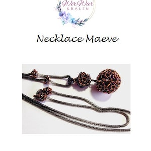 Op de afbeelding: Een meerstrengs ketting met een grote, bruine kralenhanger. De ketting is gemaakt van zilveren ketting en heeft kleinere bruine kralen over de hele lengte.