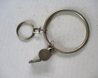 3.5 INCH GOLD METAL JAILERS PRISON GUARD RING NOVELTY KEYRING KEYCHAIN WHISTLE