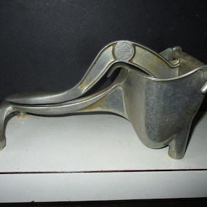 Wear Ever Juicer - low slung cup form -Works like new - funky cast aluminum juicer - made in USA- large enough for small grapefruit portions