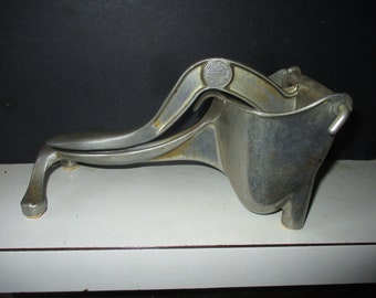 Wear Ever Juicer - low slung cup form -Works like new - funky cast aluminum juicer - made in USA- large enough for small grapefruit portions