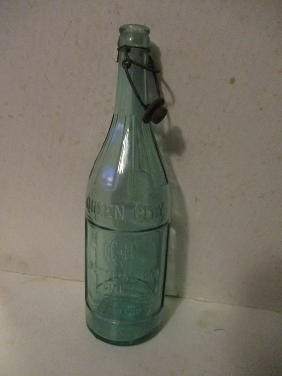 Queen City Bottling Co. Cincinatti Ohio Bail Top Bottle Circa 1890s 24 Oz  Glass Form With Original Lid 3.25 X 11.5 High 