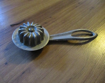 Pastry Multitool - Mid-century modern cast aluminum cutter, crimper wheel and vent hole maker all on 4 5&quot; form w 1.75&quot; wheel baking/crafts