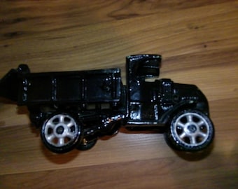 Antique Cast Iron Toy Truck = 1930s sand/coal/rock carrying truck with tilt bed, spinning iron tires, rear gate 7,25" long