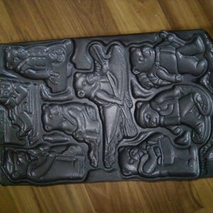 John Wright / LL Bean Gingerbread House Cast Iron Baking Pan - double-sided form makes walls, roof and Teddy bear figures
