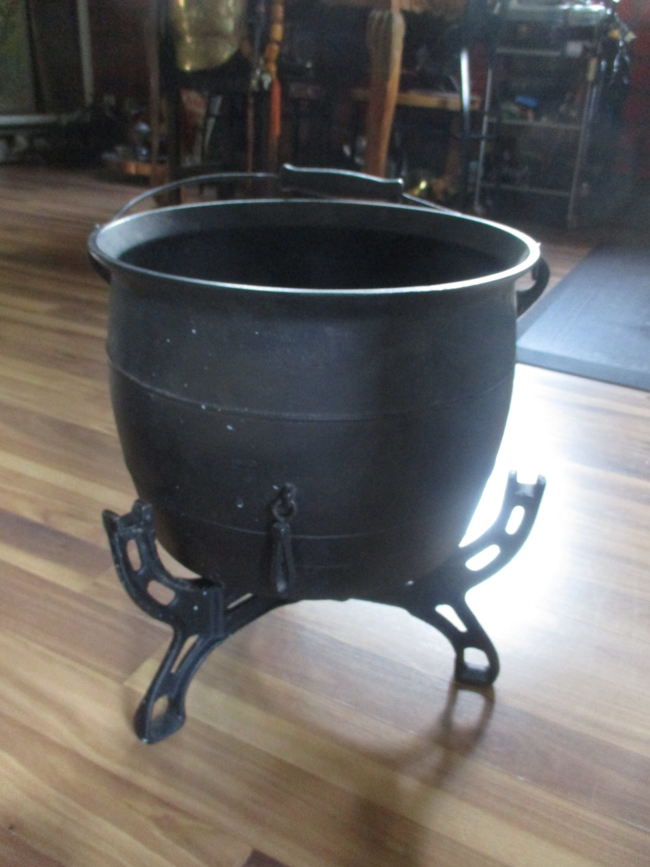 ANTIQUE CAST IRON 10 Gallon KETTLE GYPSY WITCH CAULDRON WASH COOK POT GATE  MARK