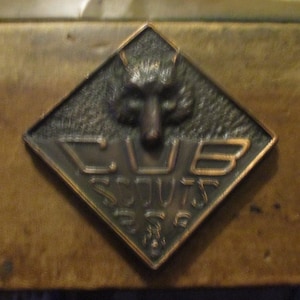 Cub Scouts BSA bronze paperweight - 3&quot; sq 1/2&quot; deep - deep relief image of Wolf image w text