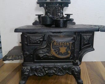 Estufa de muestra para vendedores de hierro fundido Crescent - versión grande 13" x 11.5" x 6" con tapas para quemadores, elevador y sartenes.