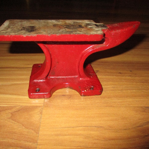 Jewelers Anvil - small cast steel form 5.55" long x 2.5" x 3" at base - single horn form - rugged vintage form 2.5" high.