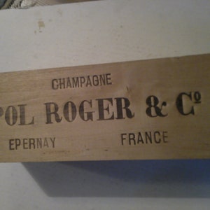 Champagne Pol Roger Importateur W A Taylor Caisse d'expédition en bois des années 1960 pouvant contenir 1 bouteille 4,75 x 14,25 Couvercle coulissant avec texte image 1