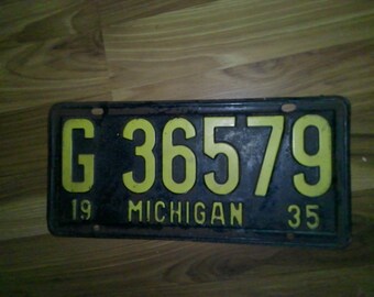 Matrícula de Michigan de 1935 - G36579 - muy buen estado, color dorado sobre fondo negro.