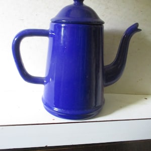 Blue enamel coffee or tea pot kettle - 32 oz/4 cup form w white interior for use or decor with removable lid - 7" high x 4" diam base.