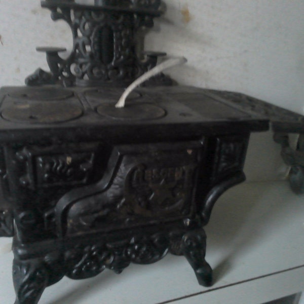 Crescent Cast Iron Salesmans Sample Stove - large version 13" x7" x 11" w burner covers and lift