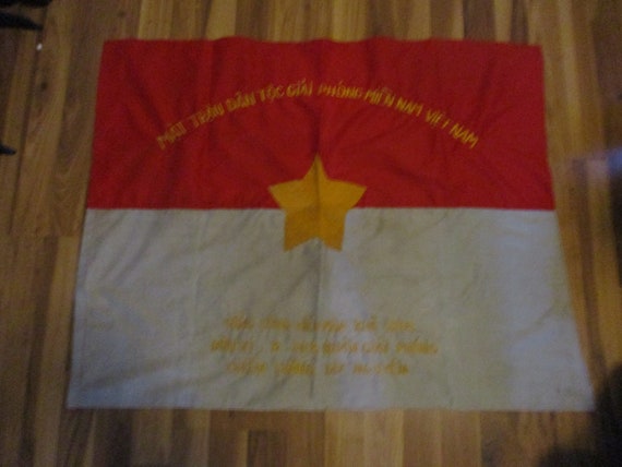 NVA Drapeau de bataille communiste de lArmée du Nord Vietnam drapeau en  coton brodé à la main 37 x 29 forme unilatérale avec bord de coureur pour  poteau en bambou -  Canada