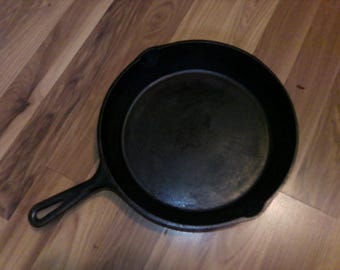 Lodge 3 Notch #8 - 10 1/2" cast iron frying pan - very nice condition w 3 notch ring foot