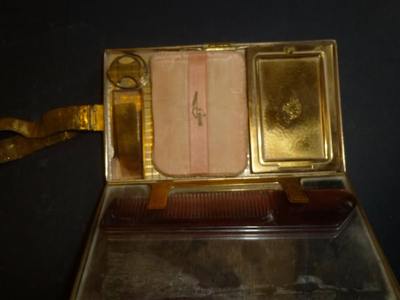 Lovely Pillowed Brass compact or clutch purse - R… - image 3