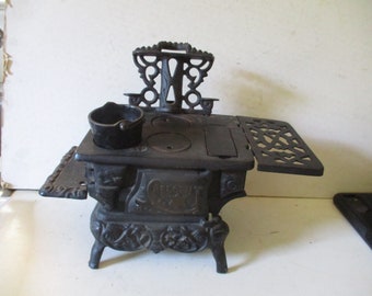 Vintage Miniature Cast Iron Stove W/ Coal Bucket, 2 Frying Pans, Cooking  Pot and Burner Opening Cover. Doll House Stove. 