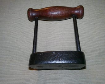 Hatter's Shackle Sad Iron - very rare antique hatmakers tool in very nice condition - 5" x 2.25" surface 3.25" high