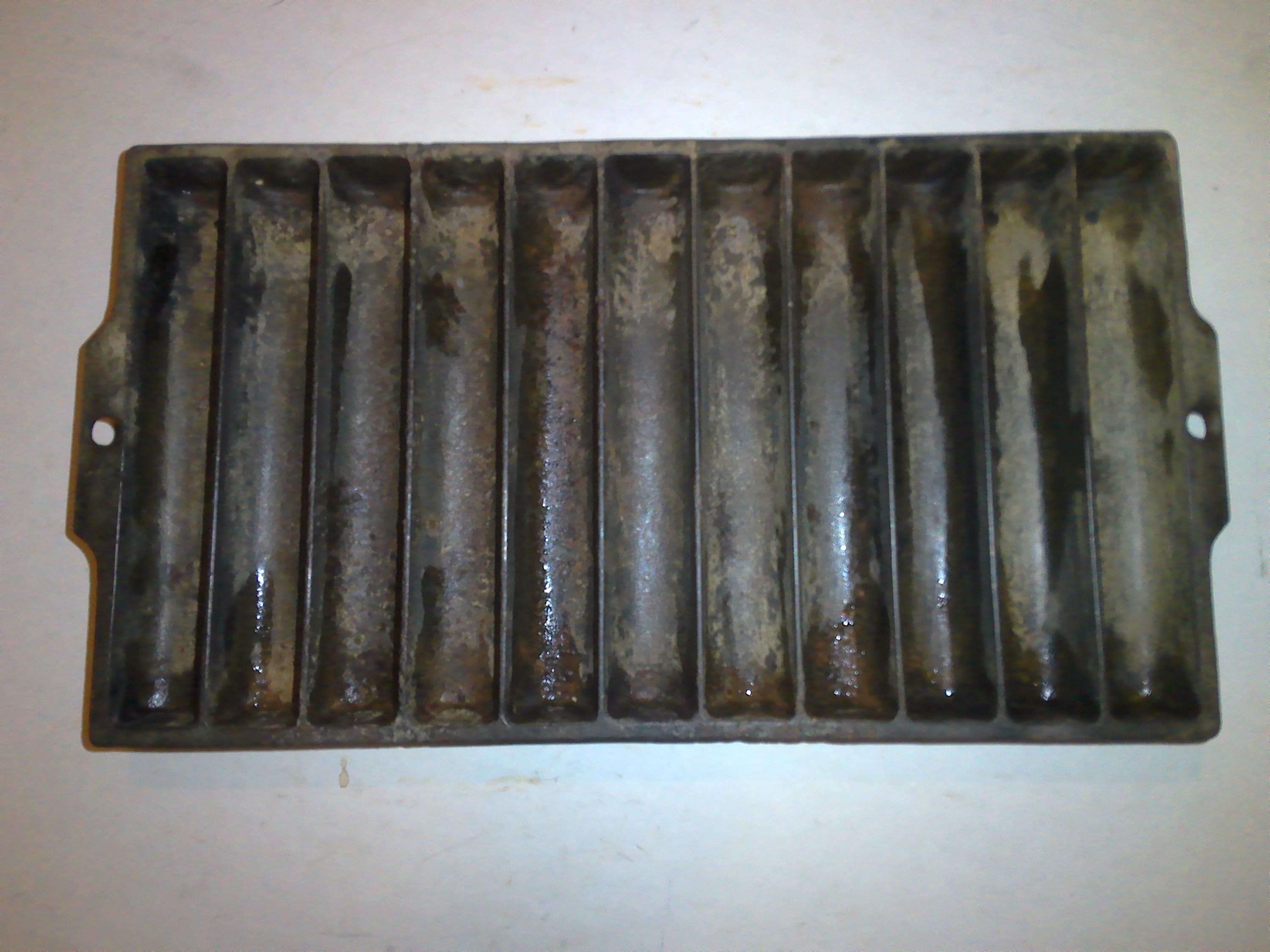 Griswold 954E Breadstick Pan-antique cast iron for making 11 cornbread-sticks or muffins at a time=great kitchen decor 14.5" x 7.5" x .8"