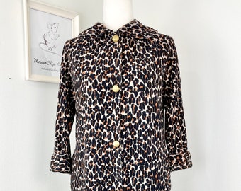 Bata vintage de los años 60 con estampado de leopardo y botones dorados