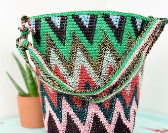 Bolso de hombro tipo cubo multicolor hecho a mano de ganchillo, estilo vintage de los años 70.