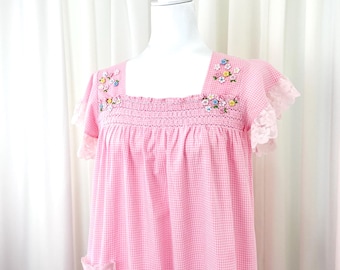 Vintage 1960s Pastel Pink Gingham Smocked Nightgown with Ruffles and Daisy Embroidery L-XL