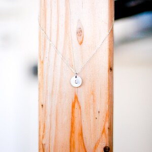 Joyería inicial, collar de círculo de cobre o plata estampado a mano personalizado, letras de 1/8 de pulgada