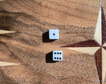 Würfel. Knochenwürfel. 0,7 cm. Ein Paar.