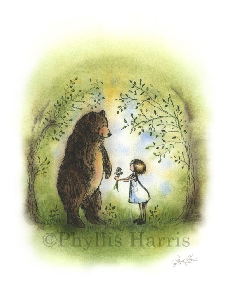 Pu&ograve; includere: Un'illustrazione ad acquerello di un orso bruno in piedi in un ambiente boschivo. Una giovane ragazza con un vestito bianco offre all'orso un mazzo di fiori bianchi. L'immagine &egrave; firmata "Phyllis Harris" nell'angolo in basso a destra.