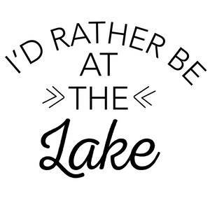 Peut inclure: Texte graphique noir et blanc qui lit "I'd rather be at the lake" avec le mot "lake" dans une police d'écriture cursive stylisée.