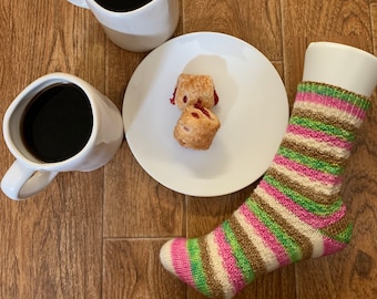 Tomaré dos cafés y dos pasteles de cereza para llevar, por favor Calcetines - Patrón de tejido PDF