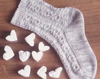 Calcetines de chocolate caliente con malvaviscos rosas - Patrón de tejido PDF