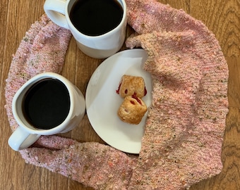 Tomaré dos cafés y dos bollos de cereza para llevar, por favor. Cowl - Patrón de tejido PDF