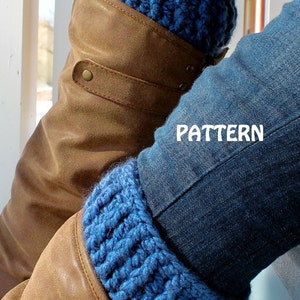 Puede incluir: Calentadores de piernas de crochet azul usados sobre botas de cuero marrón y jeans azules. El texto "PATTERN" es visible en los jeans.