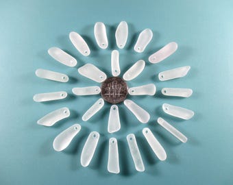 Auténticas cuentas de vidrio marino, 26 colgantes y pendientes de varilla perforados, blancos y transparentes, con la parte superior impecable. Auténtico vidrio marino pulido, encontrado en la playa. Joyería T 957