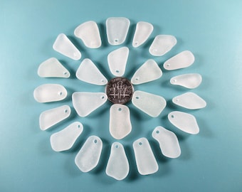 VIDRIO MARINO AUTÉNTICO de 20 mm con 23 cuentas, impecables colgantes blancos transparentes con perforaciones superiores, vidrio marino natural pulido y en bruto encontrado en la playa, joyería T 956