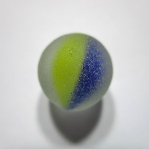 VERRE DE MER VERITABLE 12 mm marbré bleu jaune blanc oeil de chat vrai surf dégringolé naturel inchangé sur la plage trouvé boule de verre de mer vintage U 468c