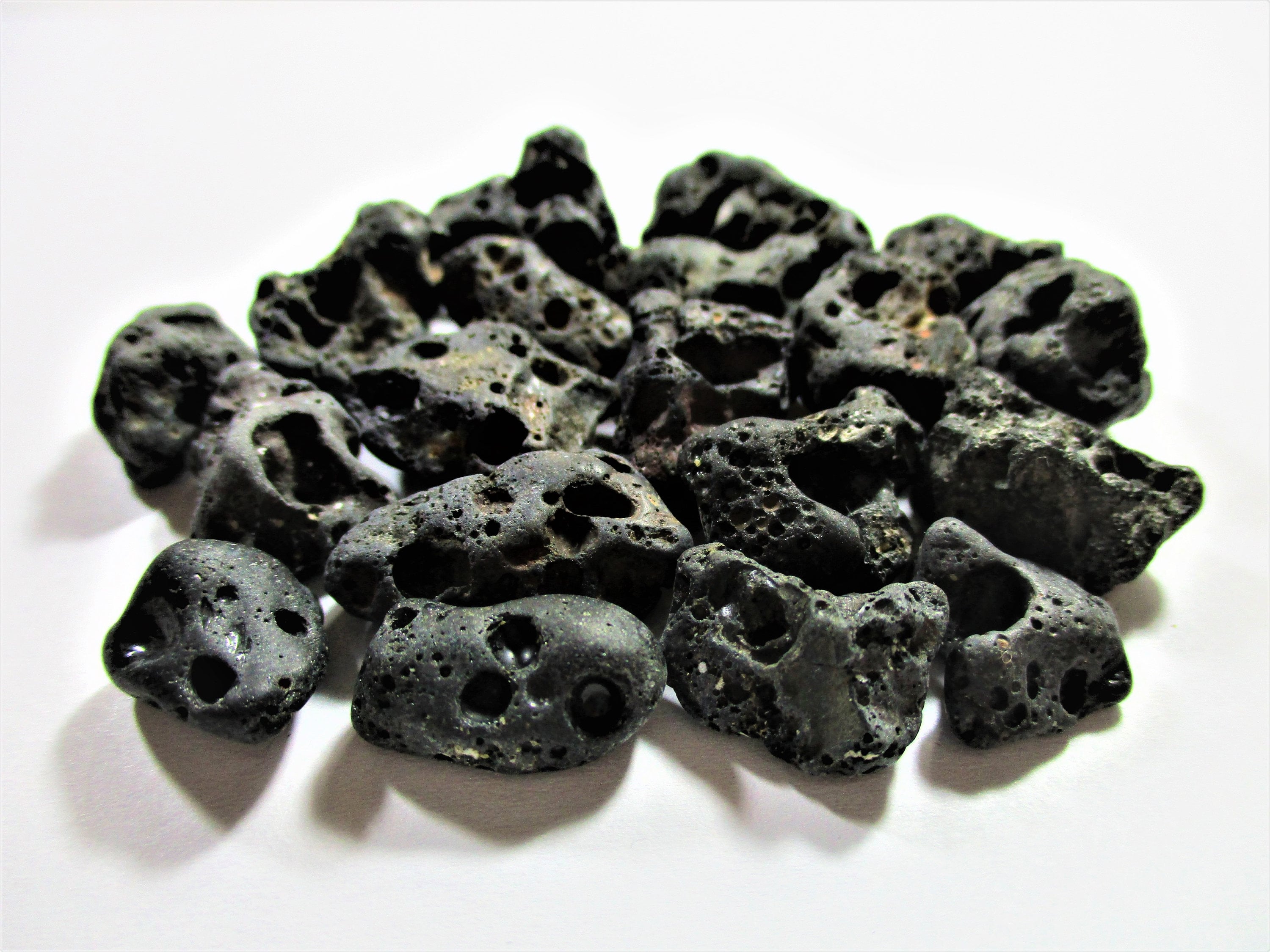 19+ Black Rocks For Flower Beds